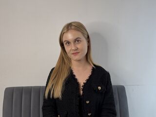 free live chatroom BellaMonson